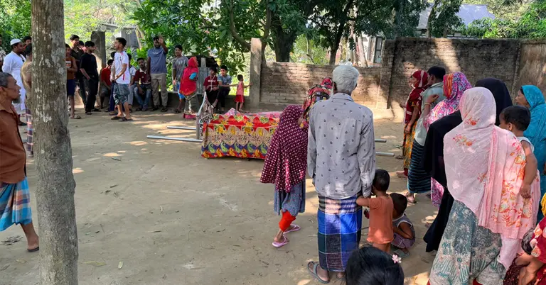 মরদেহের পাশে স্থানীয়দের ভিড়